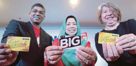 DR Siti Hawa (tengah), Ketua Pegawai Eksekutif Air Asia Big Alice Goh (kanan) dan Ketua Pegawai Operasi Air Asia Big Bernard Francis pada majlis Perasmian Mydin dan Air Asia Big ‘Shop Eveyday Fly Today’. 