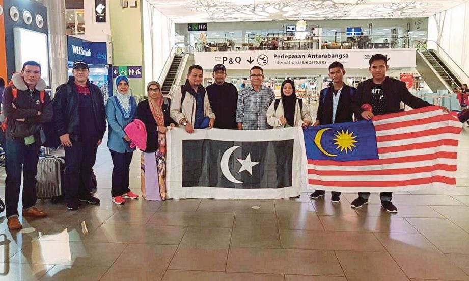 TENGKU Zaihan (tengah) bersama pelajar dan guru ketika menghantar tiga pelajar SMK Kuala Besut ke Korea di KLIA2, semalam. 