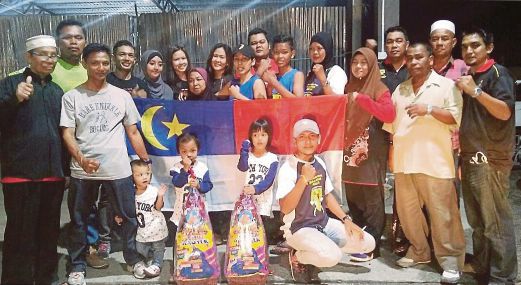 KONTINJEN Muay Thai Melaka ceria selepas ungguli kejohanan. 