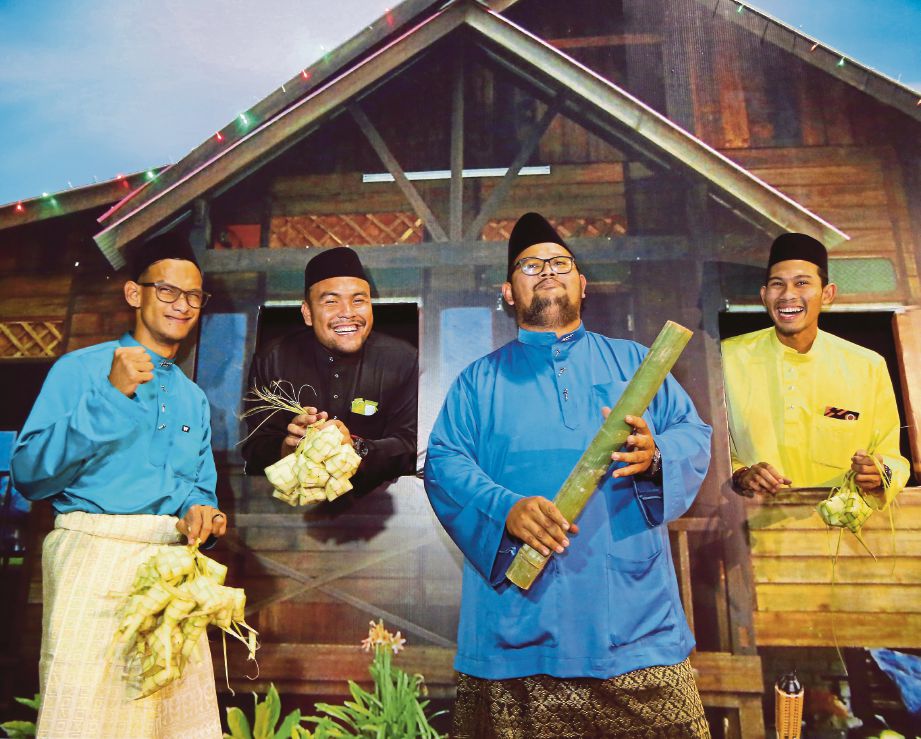 DARI kiri Ridzuan, Ziyad, Latif (kanan sekali) menyambut  Hari Raya Aidilfitri di MSN.