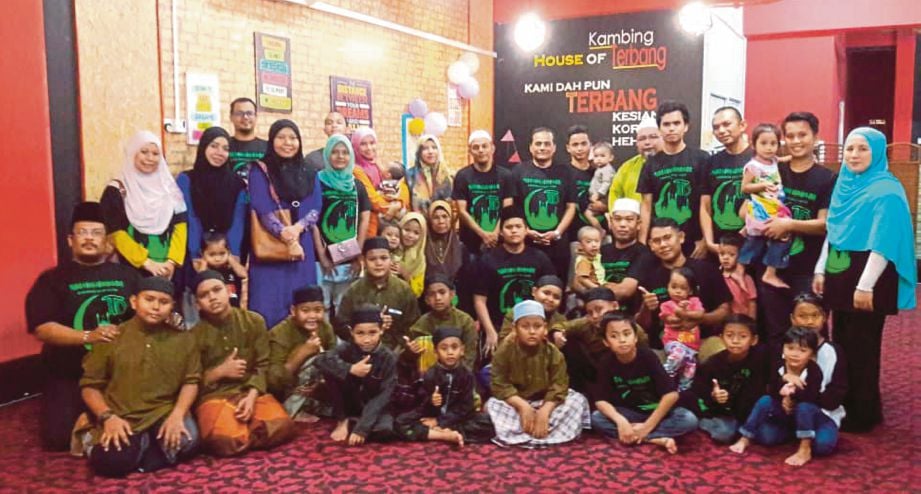AHLI Team Cakna bergambar kenangan bersama penerima bantuan selepas Majlis Cakna Jalinan Kasih Ramadan di Restoran Kambing Terbang, Senawang.