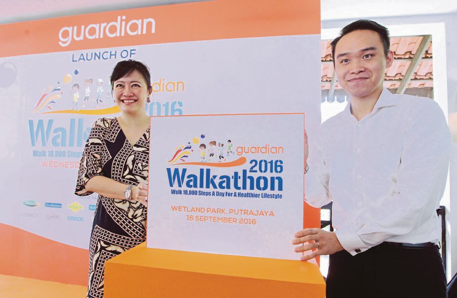 Low (kiri) dan Ketua Kesihatan dan Kecantikannya, Loh Yen Hon pada pelancaran Walkathon Guardian 2016, semalam.