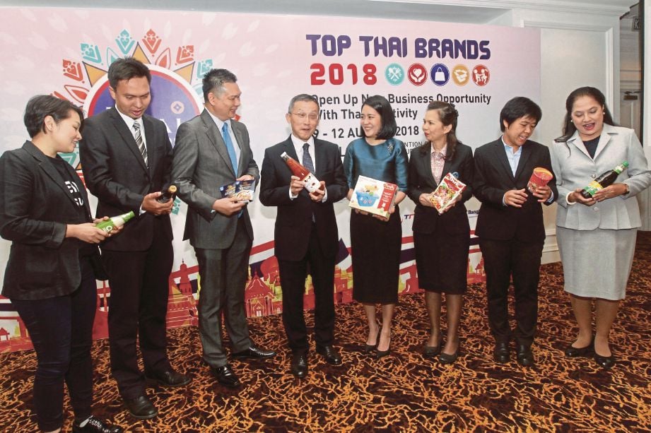 NARONG (empat dari kiri) pada sidang media pameran Top Thai Brands 2018, semalam.