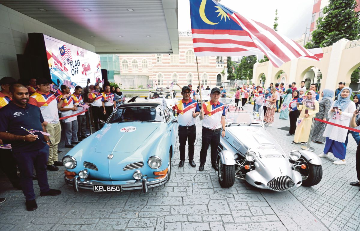  FOONG Hin (kanan) bersama  Tengku Ahmad Badli Shah  merasmikan acara perarakan kontinjen Kereta Antik Agrobank sempena sambutan Hari Kebangsaan Ke-66. FOTO ROHANIS SHUKRI