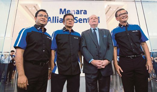 Zakri  (kanan) bersama Duta Jerman, Holger Michael (dua dari kanan) dan Pengerusi Allianz Malaysia Berhad, Tan Sri Razali Ismail (dua dari kiri)  pada majlis perasmian menara Allianz di Jalan Tun Sambanthan, Kuala Lumpur. 