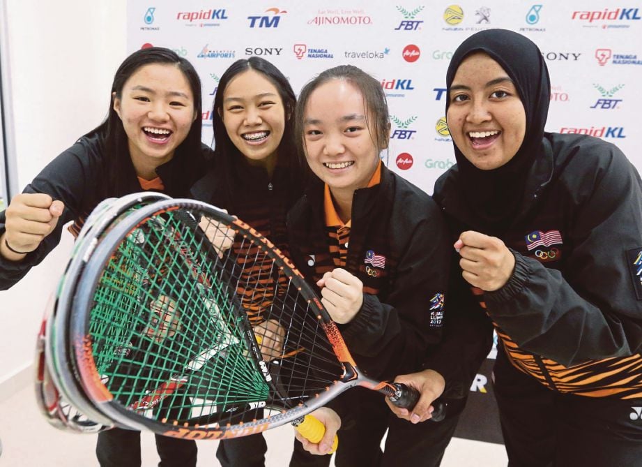 Dari kiri, Andrea, Wen Li, Kah Yan dan Aifa memenangi emas acara squasy berpasukan wanita.
