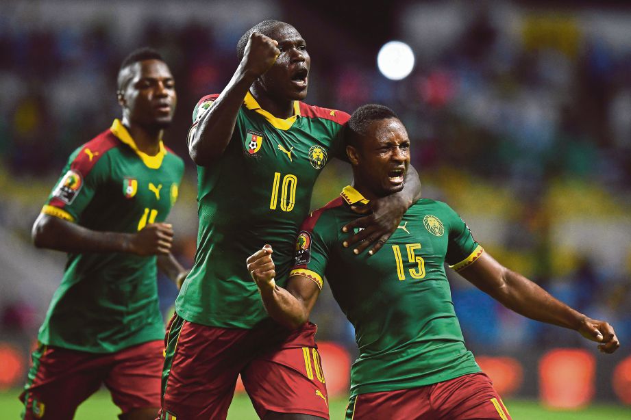 ABOUBAKAR (tengah) meraikan kemenangan Cameroon bersama rakan sepasukan.