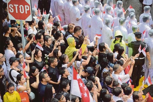 ANTARA puluhan ribu rakyat Singapura yang hadir untuk menyaksikan perarakan keranda bekas perdana menteri republik itu.  