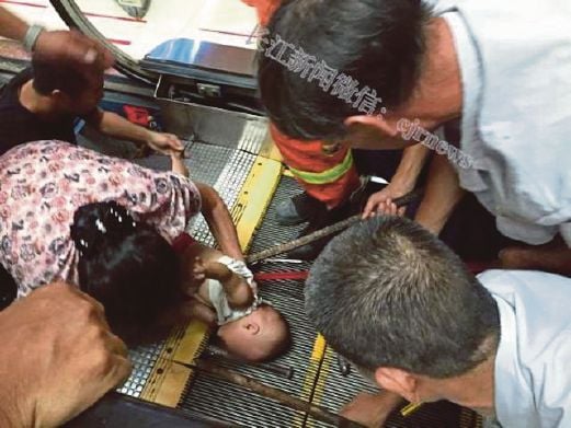 KEADAAN bayi yang terseret di tangga eskalator.