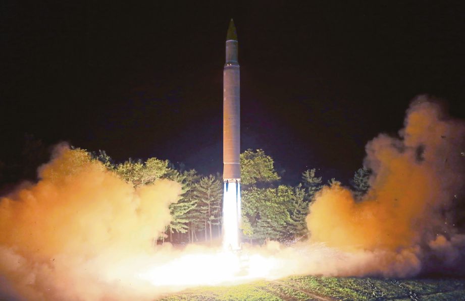 GAMBAR yang disiarkan agensi berita Korea Utara menunjukkan pelancaran roket ICBM Hwasong-14 di satu lokasi rahsia kelmarin. - AFP