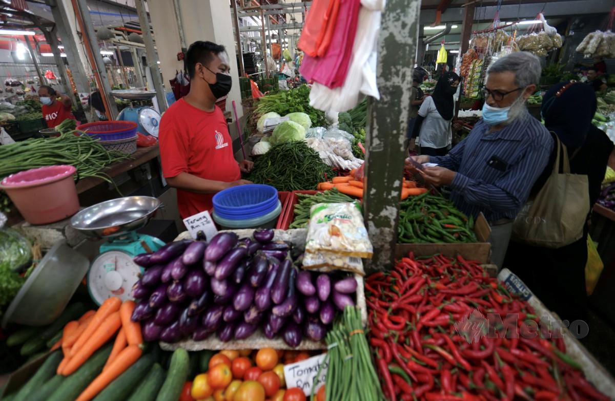 PENGUNJUNG memilih sayur di Pasar Chow Kit, Kuala Lumpur. FOTO Mohamad Shahril Badri Saali.
