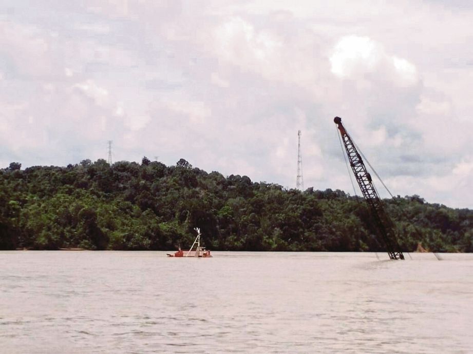 Dua Lemas Tongkang Karam