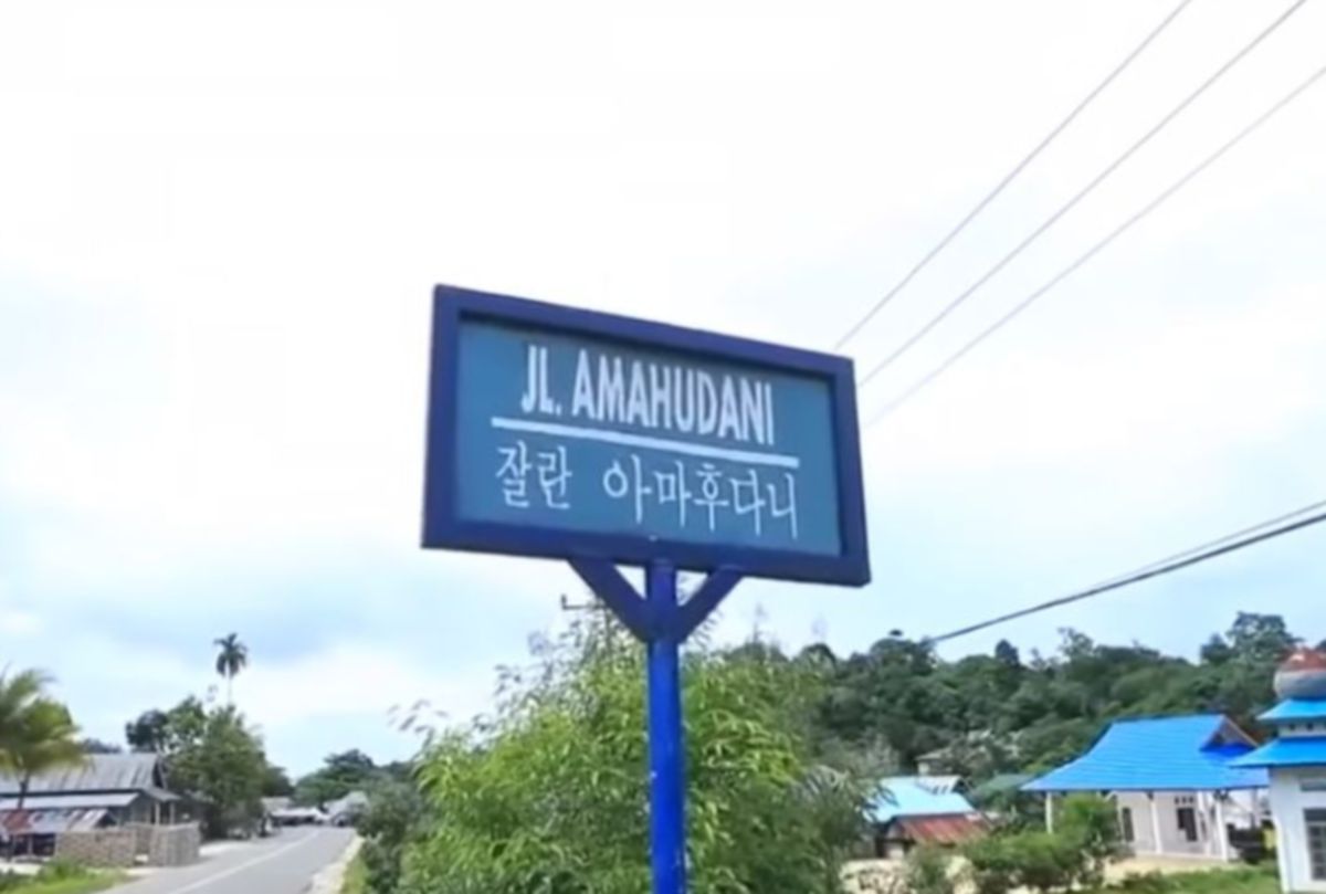 PAPAN tanda di Kota Baubau turut menggunakan huruf hangul. FOTO Agensi 