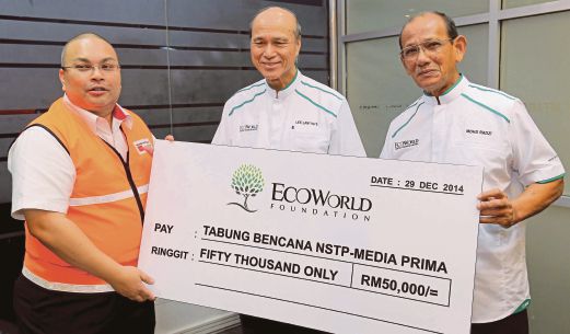 PEMEGANG Amanah EcoWorld Foundation, Tan Sri Mohd Radzi Sheikh Ahmad (kanan) menyampaikan sumbangan untuk MPB sambil diperhatikan Lee.