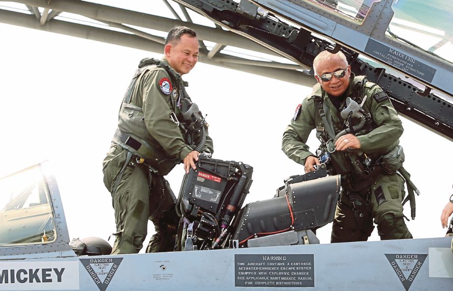 AFFENDI (kanan) menaiki pesawat tempur F/A-18D Hornet di Pangkalan Udara TUDM Butterworth.