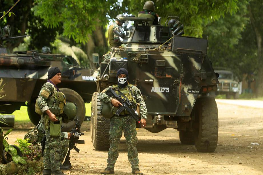 TENTERA Filipina yang terbabit dalam serangan ke atas kumpulan militan di selatan negara itu.  - Agensi 