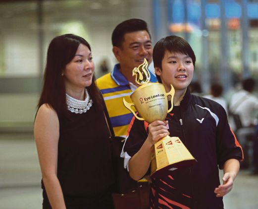 JIN WEI pemain badminton termuda negara menjulang trofi remaja dunia.
