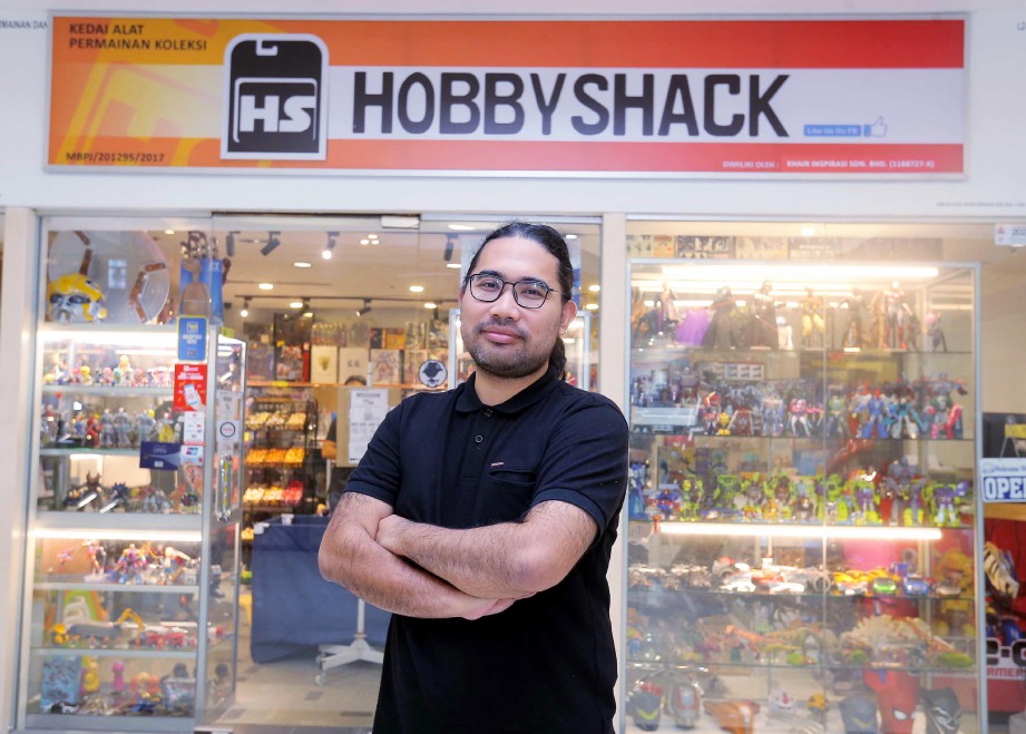 MUHAMAD Khair di hadapan kedai Hobby Shack miliknya. 