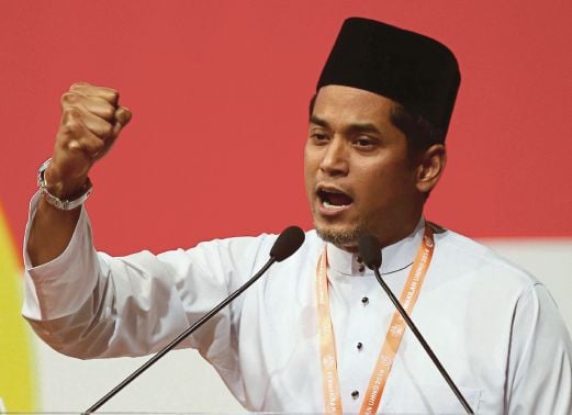 Khairy  menggulung perbahasan pada hari terakhir Perhimpunan Agung Umno 2014.