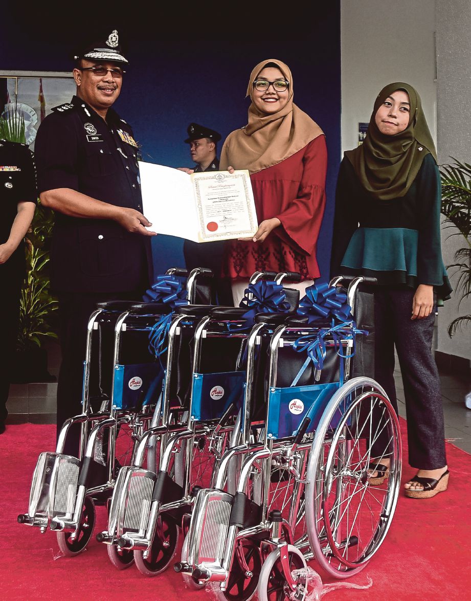  SHAFIEN (kiri) menyampaikan sijil penghargaan kepada Pegawai Perhubungan Awam Persatuan Kesejahteraan Rakyat 1 Malaysia (KER1M), Nur Shaqhiroh Mohd Hussin (dua kanan).
