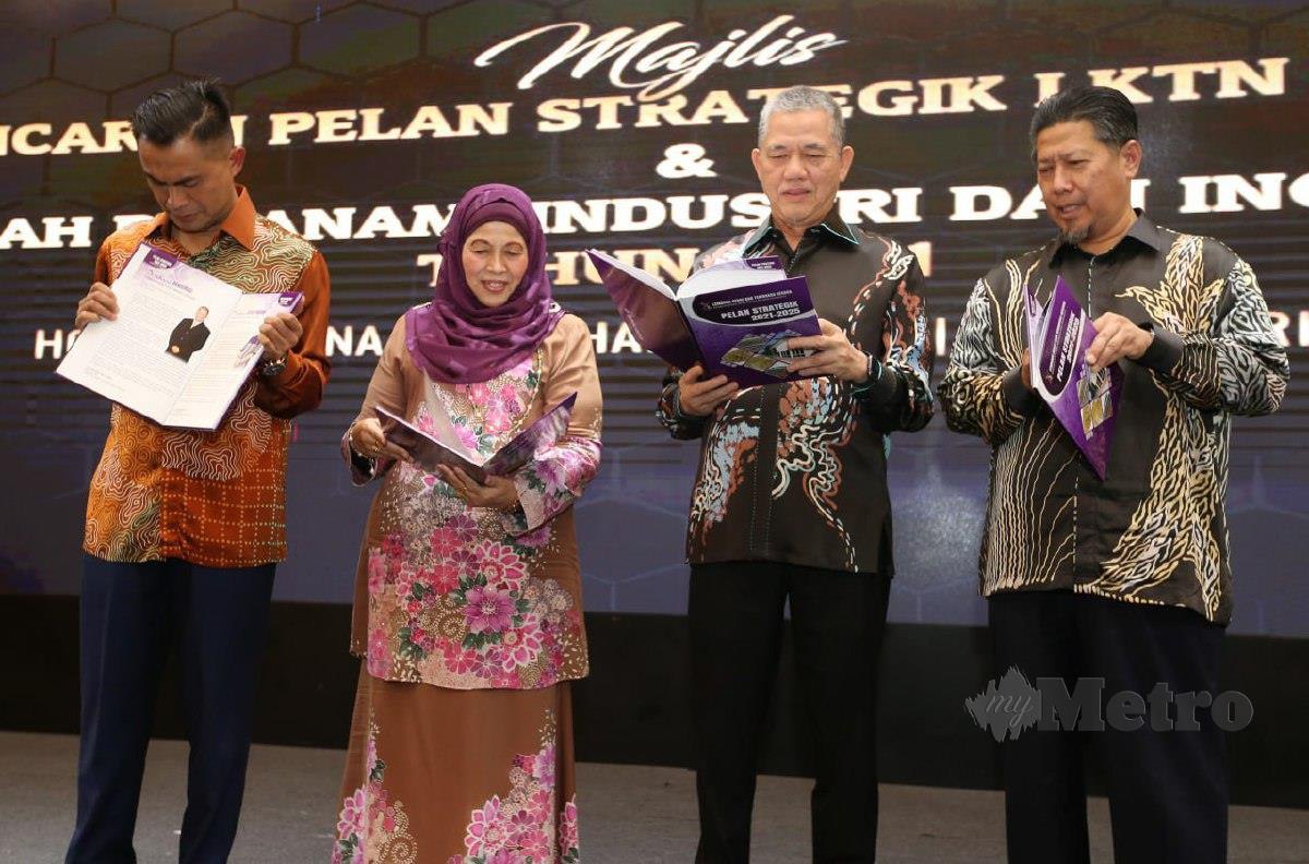 FADILLAH (dua, kanan) bersama Siti Aminah melihat buku Pelan Strategik LKTN 2021-2025 selepas melancarkannya di Kota Bharu, hari ini. FOTO Nik Abdullah Nik Omar.