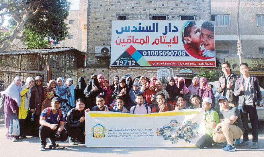 SEBAHAGIAN peserta dari Universiti al-Azhar menyertai Program Ziarah Anak Yatim di Rumah Penjagaan Anak Yatim Darus Sundus.