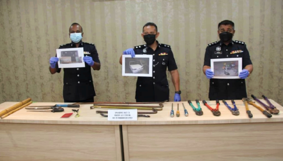AHMAD Ridhwan (tengah) menunjukkan barangan yang dirampas susulan penahanan Geng Gopi. FOTO Ihsan IPD Kuala Langat.
