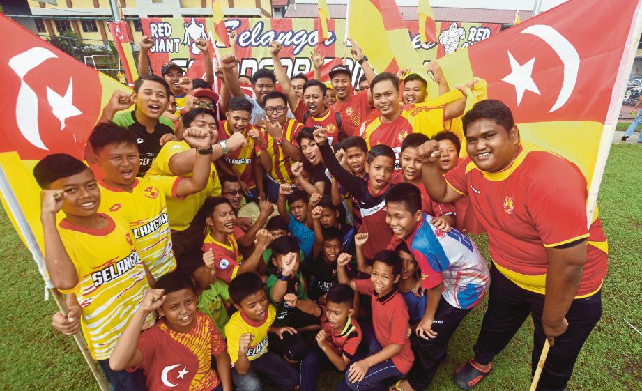 PENYOKONG Selangor Jalan Kebun tak sabar beri sokongan kepada pemain.