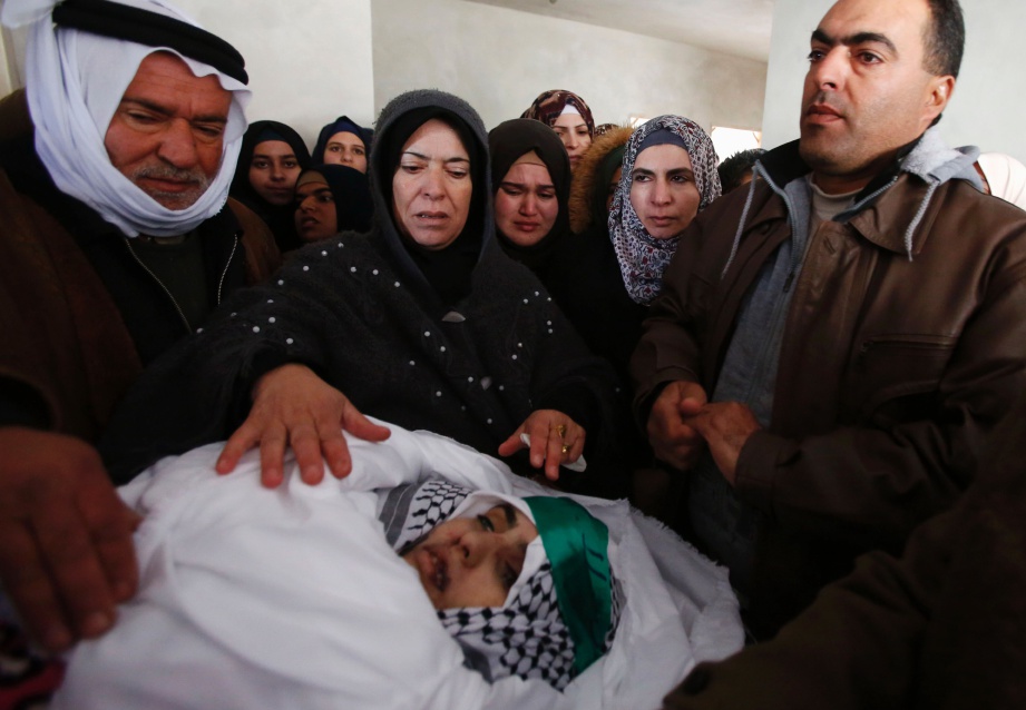ANGGOTA keluarga Majd al-Khudur, wanita Palestin yang dibunuh tentera Israel tahun lalu, bersiap sedia untuk mengebumikan jenazahnya di Kampung Bani Naim, Tebing Barat, selepas mayatnya diserahkan semula kepada mereka, kelmarin.  - AFP 