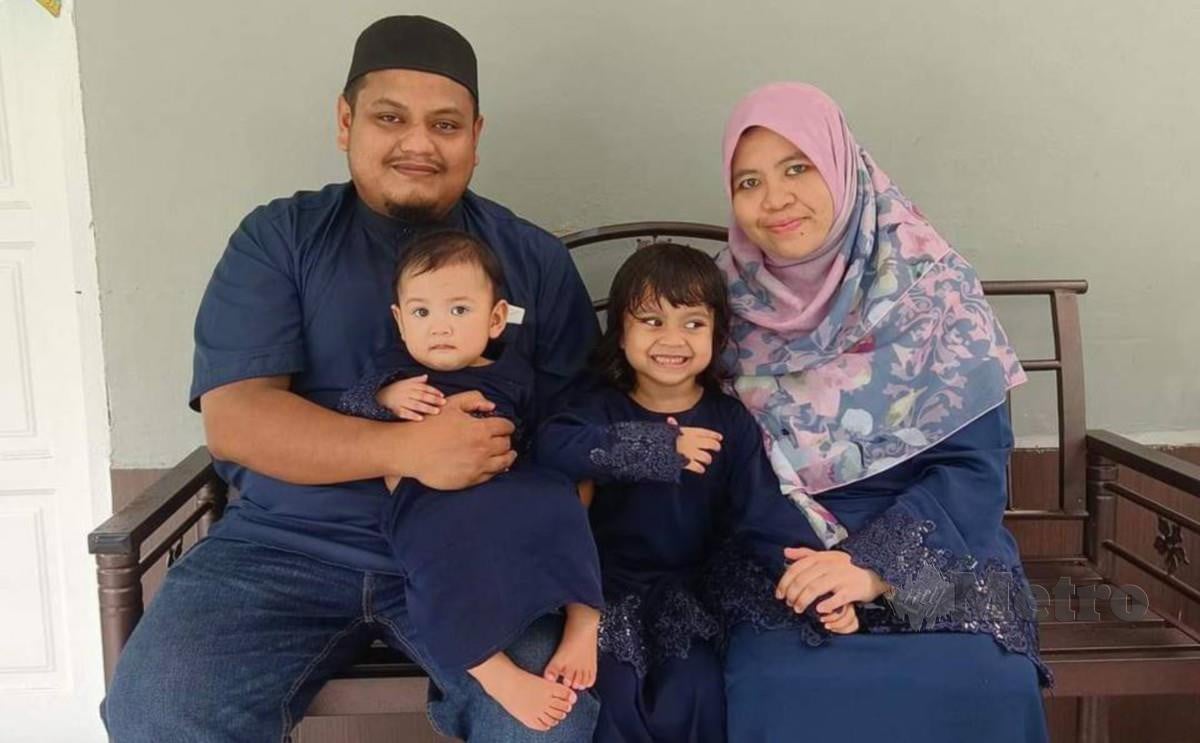 MOHD Yusof  dan Faridah bersama anak mereka, Nur Hana Humaira (dipangku Mohd Yusof) dan Nur Aisyah Humaira (dua dari kanan). Foto Mohamad Fahd Rahmat
