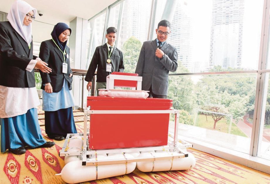 PELAJAR SMK  Chukai  menunjukkan hasil ciptaan kotak Kassaskap pada pertandingan akhir Petronas AAY di Pusat Konvensyen Kuala Lumpur.   