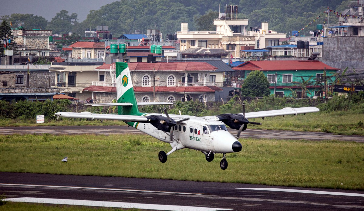 PESAWAT Tara Air jenis DHC-6 Twin Otter. FOTO REUTERS.