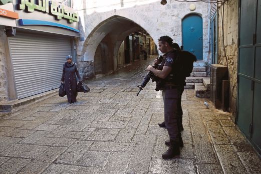 POLIS sempadan Israel mengawal bandar lama Baitulmaqdis.