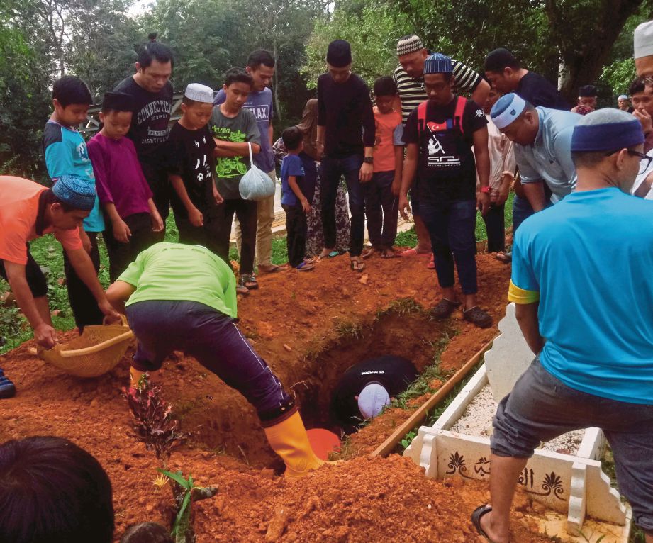Jenazah Mohammad Ariffuddin dikebumikan di Tanah Perkuburan Islam Jalan Cempaka, Meru.
