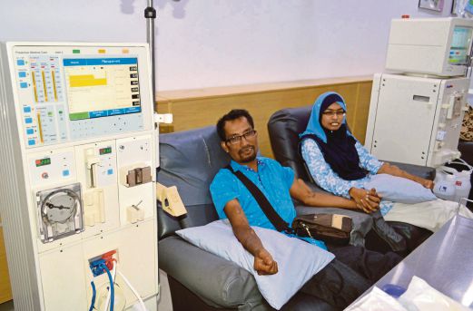 Mat Yunus bersama isteri, Siti Sarah  yang ditemui sebelum memulakan rawatan dialisis di PHZ Bukit Mertajam di Permatang Rawa, semalam. 