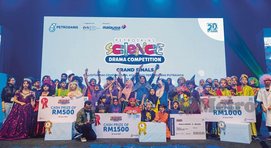 SEBAHAGIAN pemenang Pertandingan Akhir Petrosains Sains Drama 2019 di Kompleks Perbadanan Putrajaya. FOTO Luqman Hakim Zubir