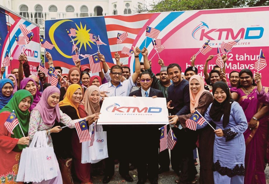 Nawawi (tengah) bersama  Azizullah  (enam dari kanan) dan kakitangan KTM menunjukkan logo terbaru KTM Distribution Sdn Bhd  sambil mengibarkan Jalur Gemilang di Stesen Kuala Lumpur.