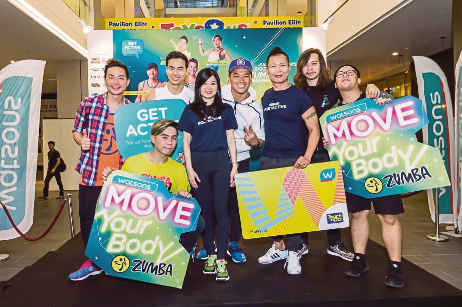 Caryn  (lima dari kanan) dan Danny (tiga dari kanan) bersama barisan selebriti dan juruhebah pada majlis pelancaran rasmi Watsons Move Your Body Zumba 2017 di Kuala Lumpur. ​