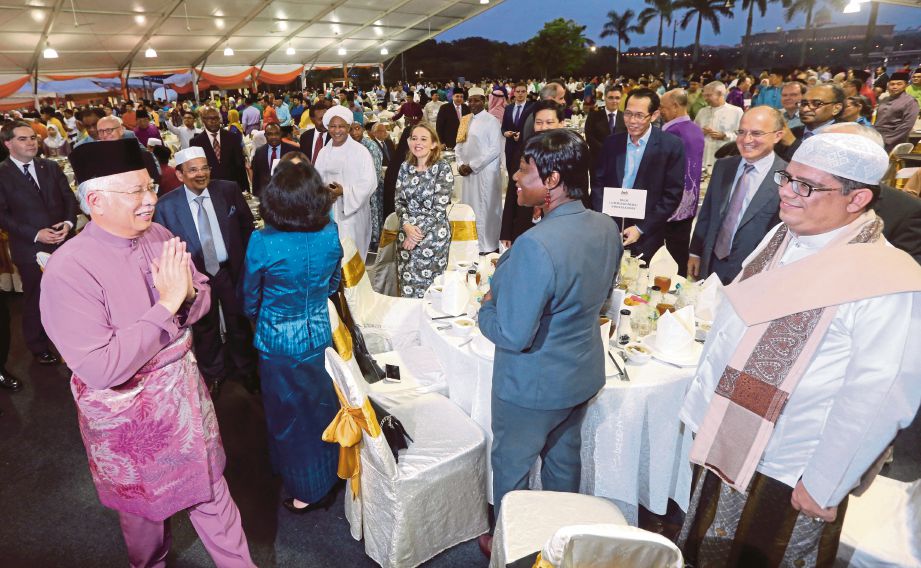 Najib  mengalu-alukan kehadiran perwakilan asing yang hadir pada majlis berbuka puasa  di Seri Perdana, Putrajaya. 