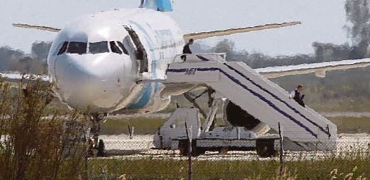 GAMBAR menunjukkan pesawat terbabit selepas ia mendarat di Lapangan Terbang Larnaca, Cyprus, semalam. 