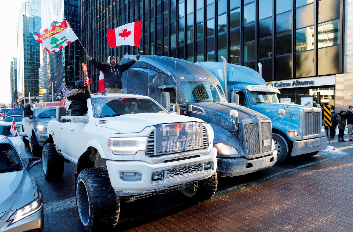 PESERTA demonstrasi dan kenderaan berat yang menghalang laluan di pusat bandar Ottawa. FOTO Reuters.