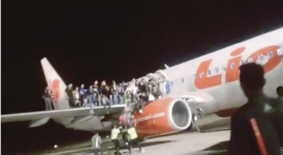 SEDUTAN video menunjukkan penumpang berdiri di sayap pesawat dan terjun untuk menyelamatkan diri. - Agensi