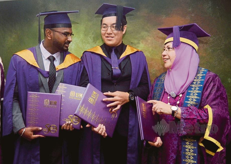 NAIB Canselor USM Prof Datuk Dr Asma Ismail (kanan) beramah mesra dengan  Selwa Raw (kiri) dan Tan selepas Upacara Konvokesyen USM Ke-57 di Dewan Tuanku Syed Putra.