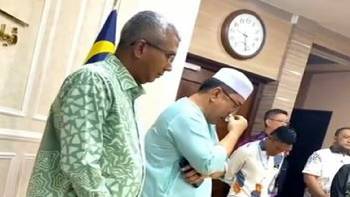 TANGKAP layar video tular menunjukkan Sulaiman (dua kiri) menitiskan air mata ketika perjumpaan dengan kakitangan pejabat Ketua Menteri Melaka.