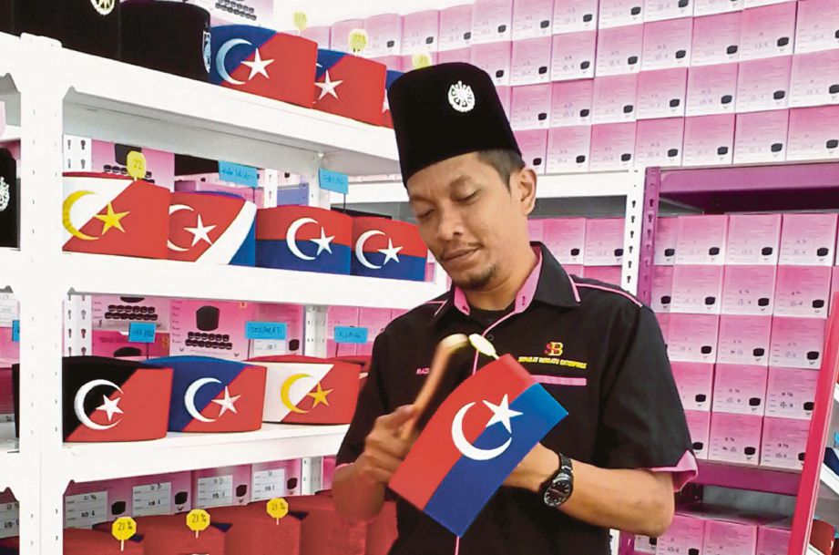 KOLEKSI songkok yang berkonsepkan bendera daerah Johor.