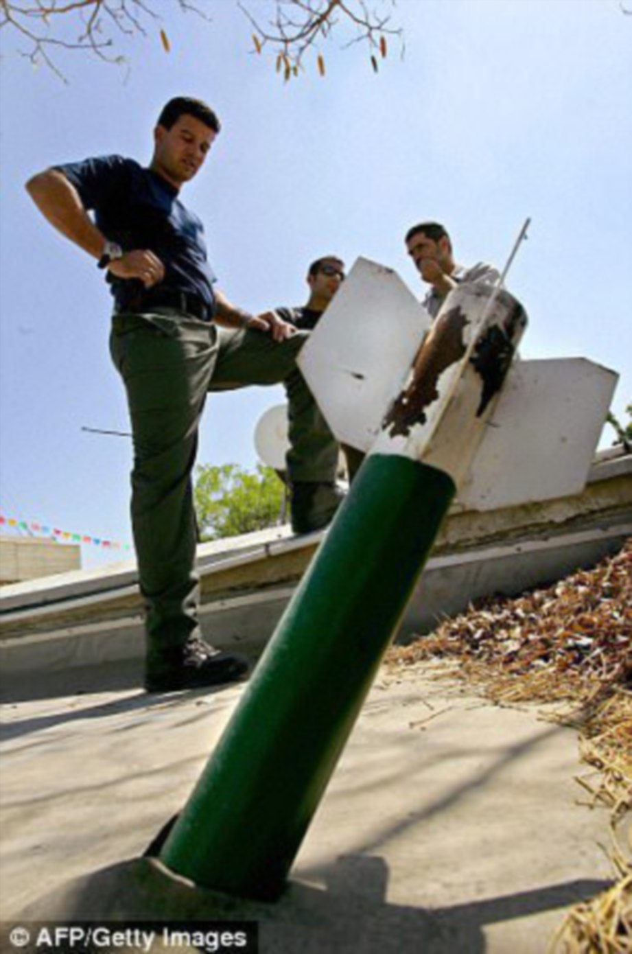 GAMBAR fail menunjukkan pegawai Israel memeriksa roket yang ditembak Hamas dari Semenanjung Gaza pada Perang 2014.  - Agensi 