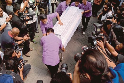 BEBERAPA petugas mengusung keranda mengandungi mayat Gularte yang tiba di sebuah rumah mayat di Jakarta.