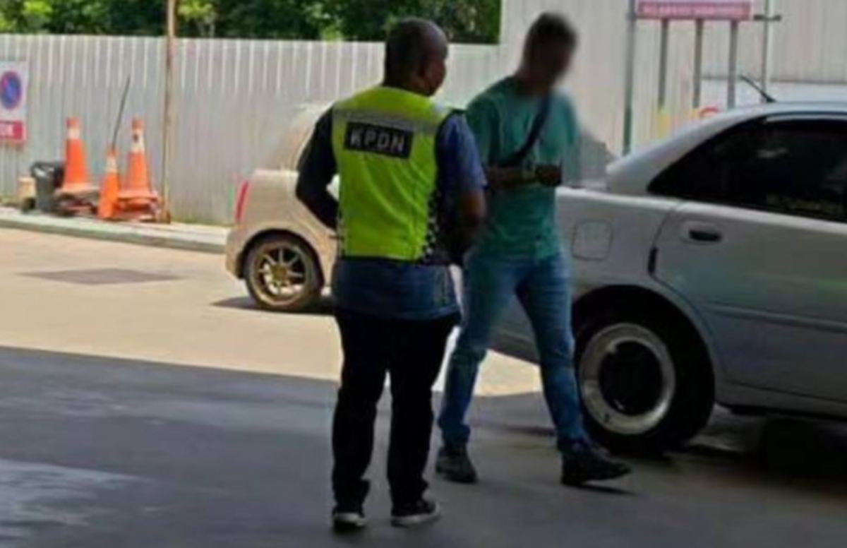 OPERASI bersepadu KPDN dan PGA menahan seorang lelaki dipercayai penyeludup yang melakukan pengisian petrol berulang di stesen minyak dekat sempadan Kelantan. FOTO KPDN.