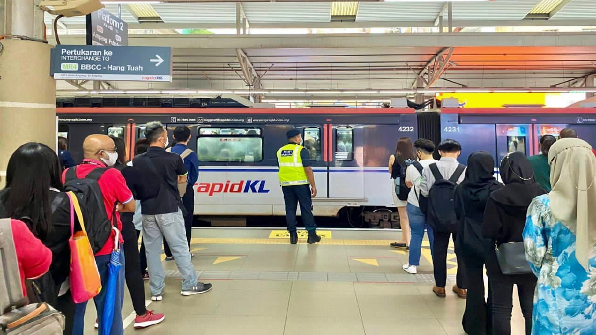 KEADAAN Stesen LRT Hang Tuah pada waktu puncak petang tadi dalam keadaan terkawal. FOTO Ihsan Rapid Rail.
