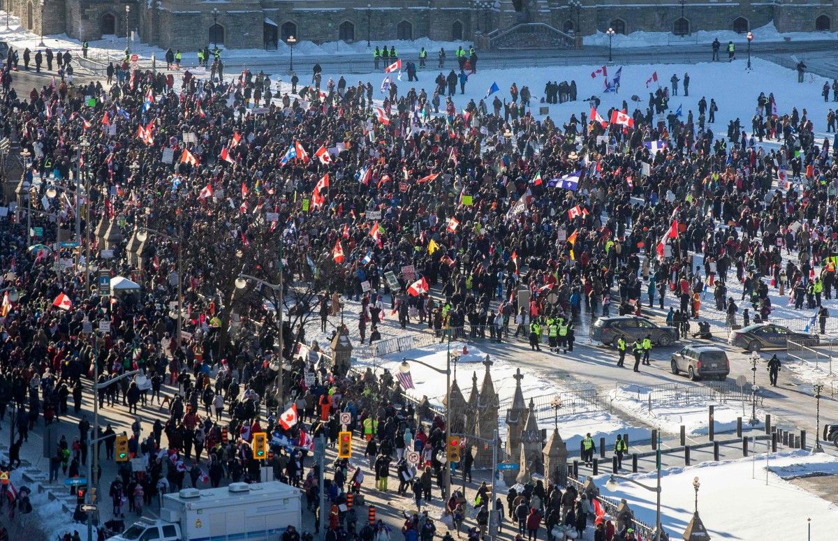RIBUAN peserta demonstrasi di luar Parlimen Kanada di Ottawa. FOTO AFP.